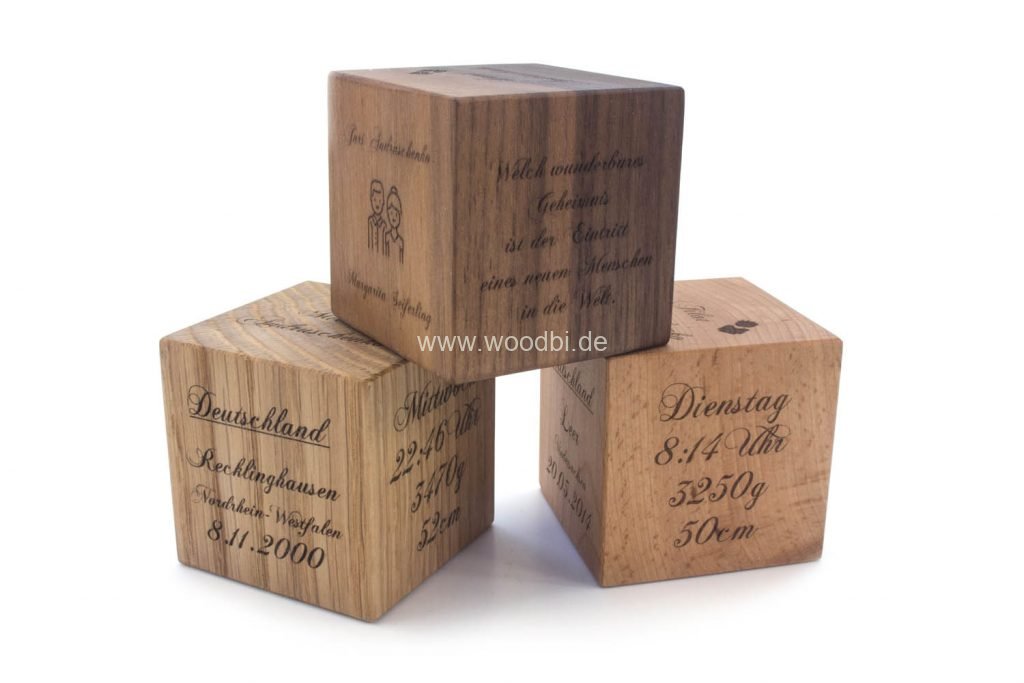 Würfel aus Holz mit Daten des Kindes | Es stehen 3 Holzarten zur Auswahl | Buche, Eiche, Nussbaum Würfel aus Holz mit Gravur